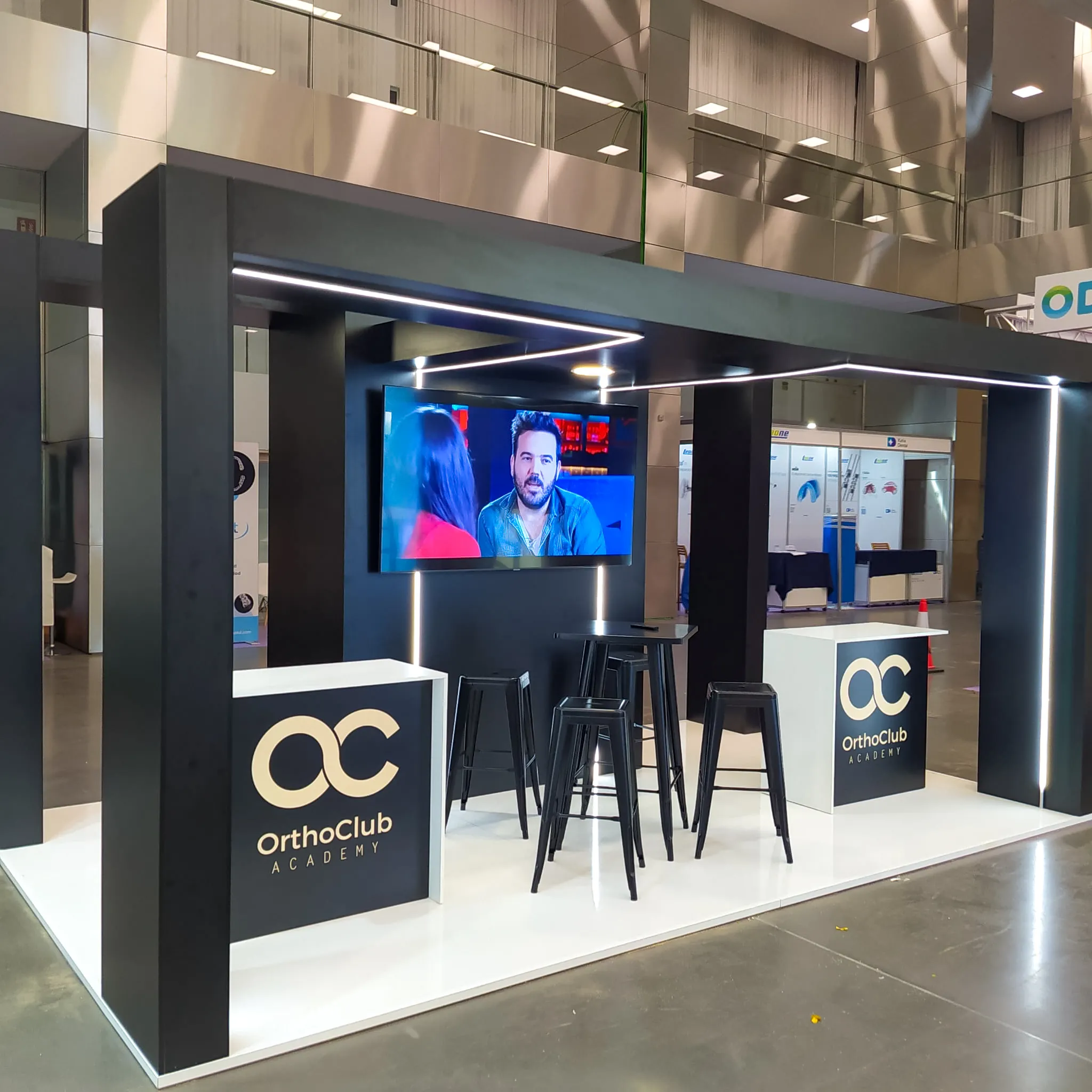 stand de feria orthoclub negro con iluminación