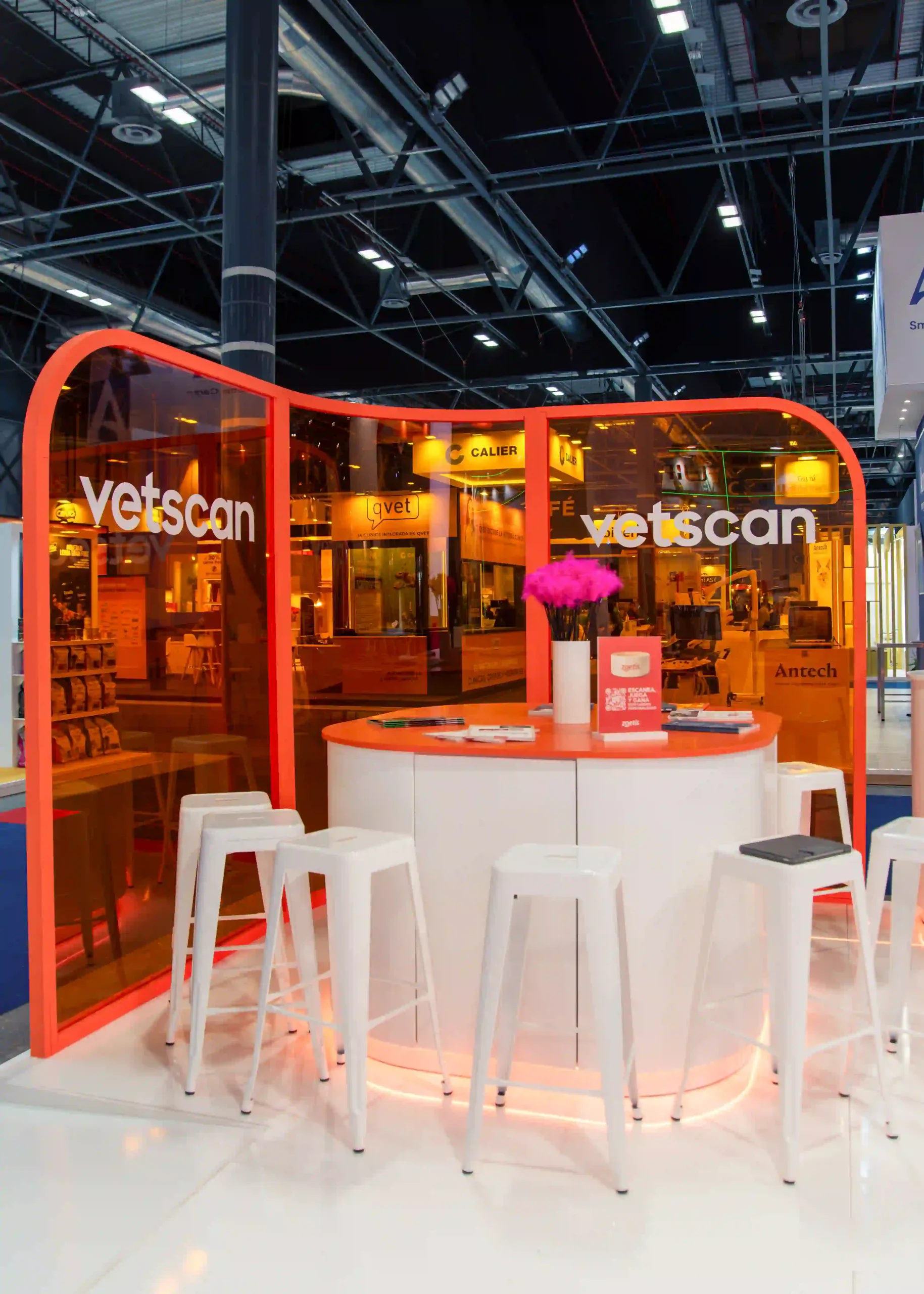 área hospitality en stand de feria Zoetis Iberzoo Ifema
