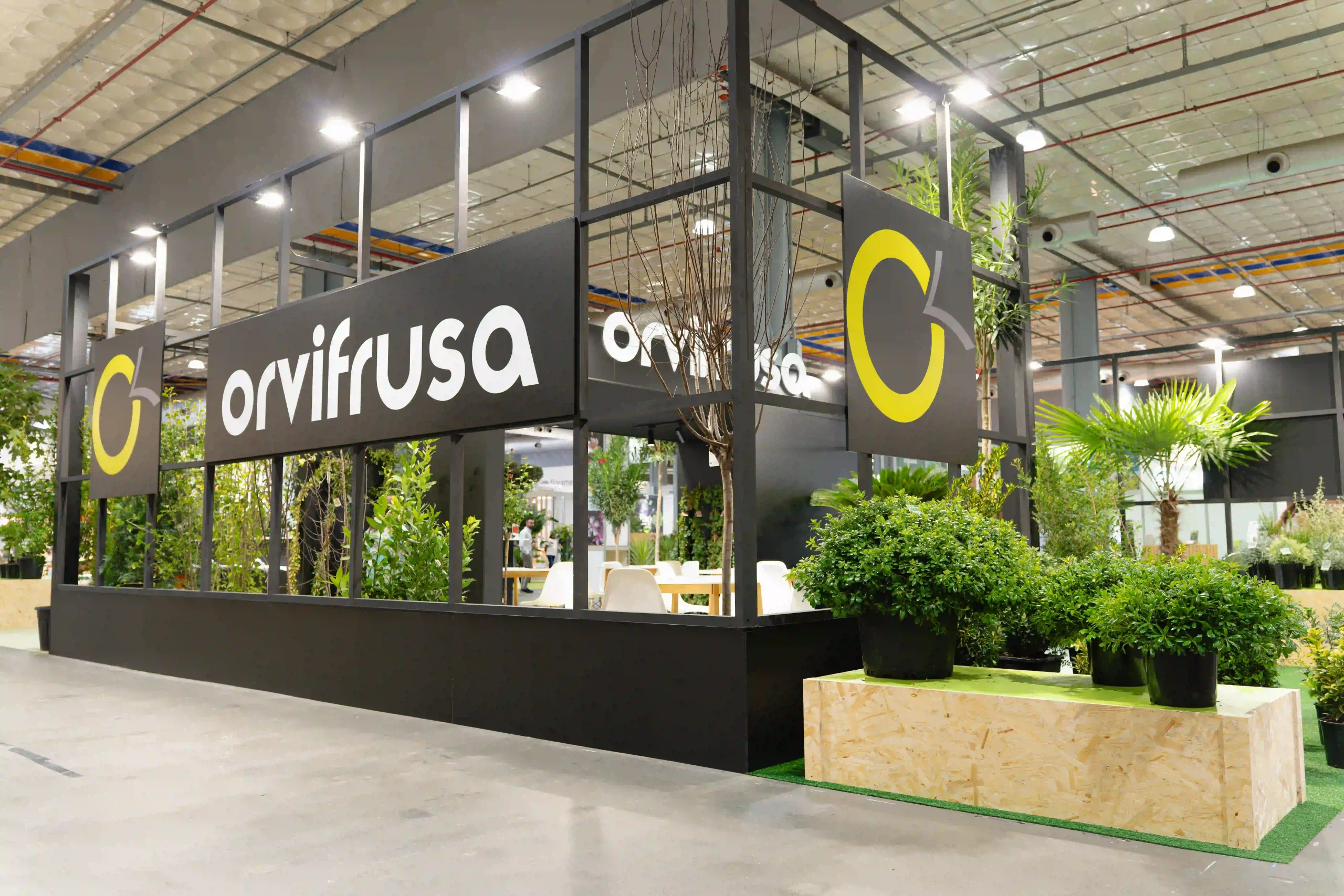 Vista lateral del stand de feria en Iberflora 2026 para Orvifrusa