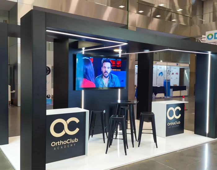 stand de feria orthoclub negro con iluminación