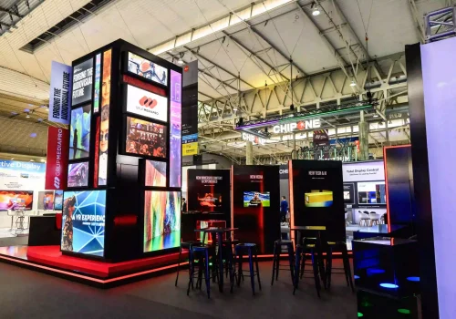 Zona networking y tótem pantallas stand Mediapro en ISE Barcelona
